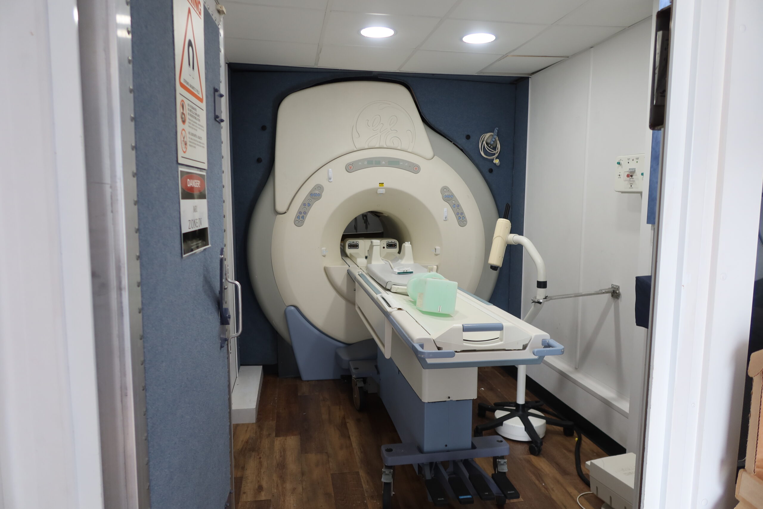 GE 15x 1.5T MRI - 8 Channel - Mobile